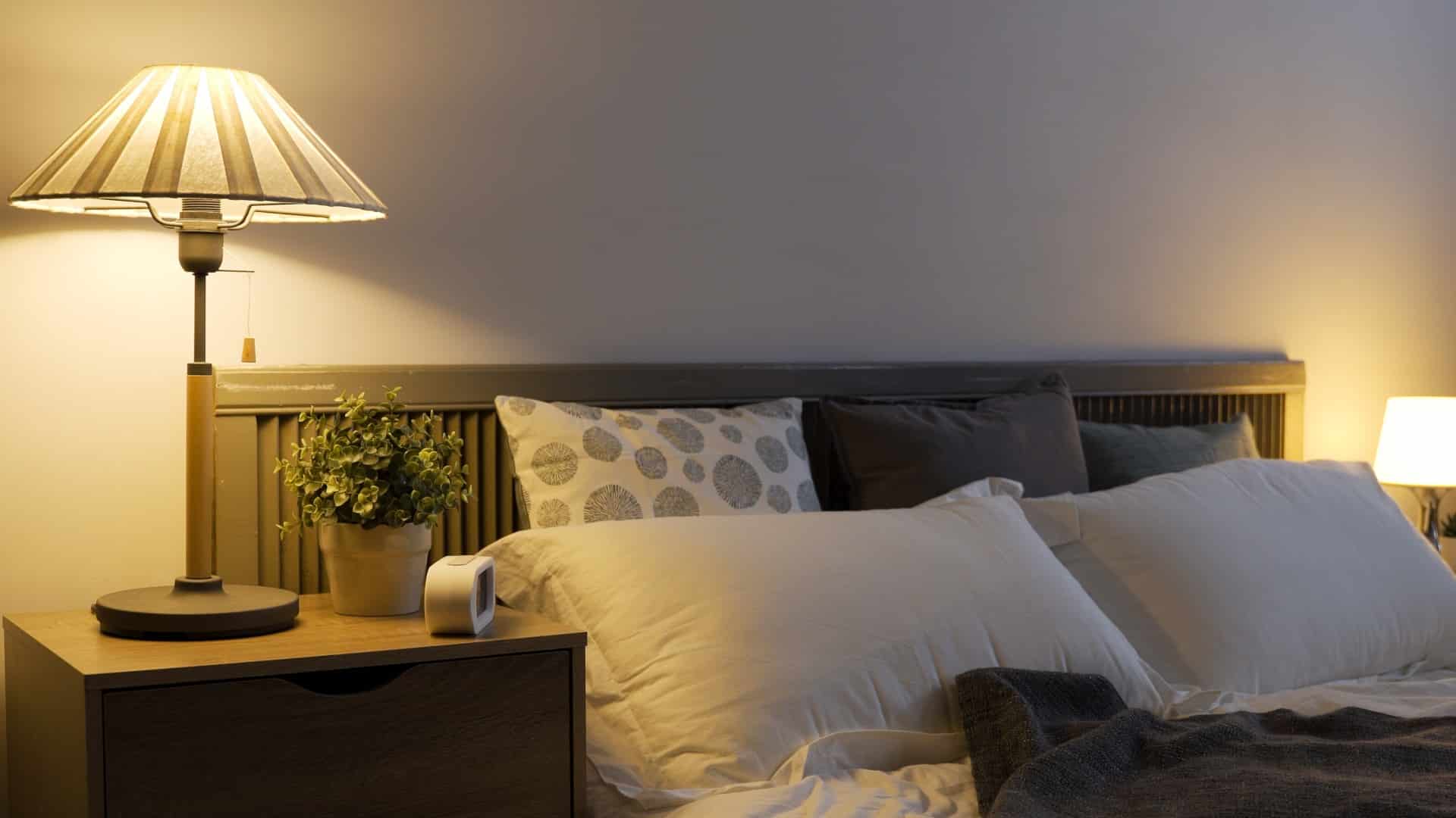 Cozy,modern,illuminated,bedroom,with,a,bedside,lamp,and,white